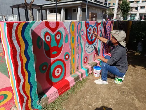 ▲週邊圍牆修復由文化局媒合明道中學美術社老師依循原創進行調漆上色。（圖／台中市政府提供，2025.06.10）