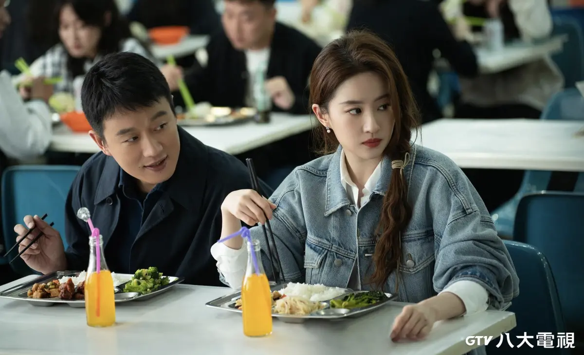 ▲女星劉亦菲（右）在《玫瑰的故事》中飾演女主角，與初戀情人上演激情吻戲，劇中她與4位男性角色都有感情糾葛，演技自然不做作。合作演員佟大為（左）笑稱她非常投入角色，完全沉浸在角色情感中。（圖／八大電視提供）