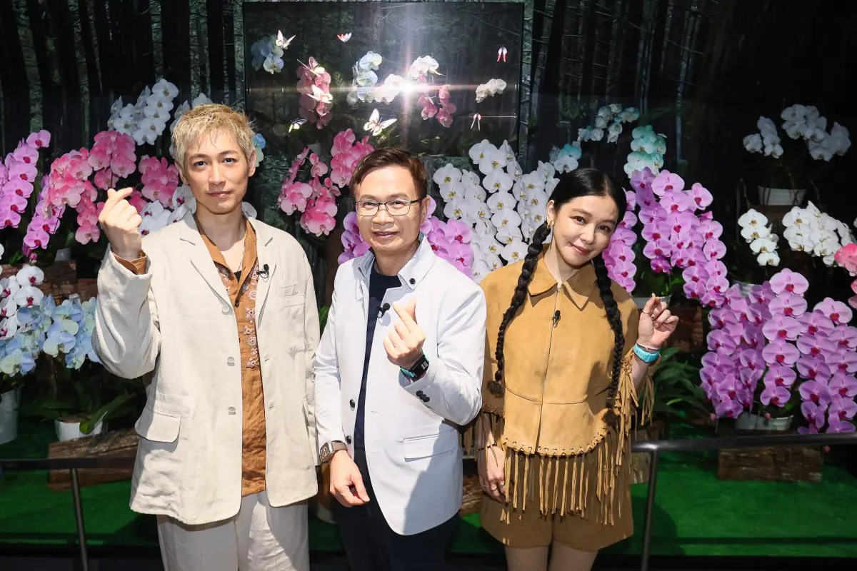 ▲黃志芳（左2）帶領兩位好友徐若瑄（左1）、藤岡靛（右2）一同參觀TECH WORLD館。（TECH WORLD館提供）