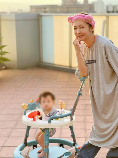 ▲Makiyo現在以單親媽媽的身分帶著小孩生活。（圖／Makiyo 臉書）