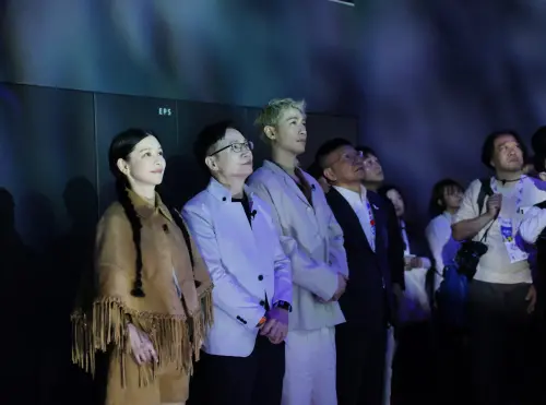 ▲徐若瑄（左1）分享,展館傳達的不只是科技,更是情感 的連結。像是在生命劇場的互動裝置,真的讓我 感受到科技與自然之間的融合。」