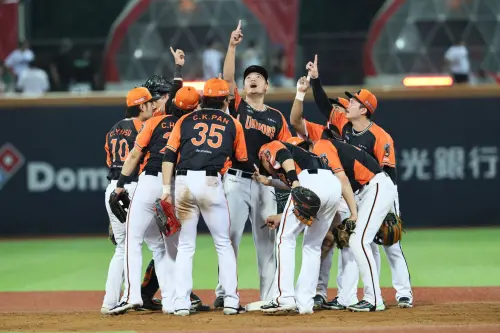 排名第一的統一獅最快於本周五亮起封王數字M12,且剩餘賽程優勢最大,不僅與富邦悍將還有4場要打,與「天敵」中信兄弟則剩下2場最少。(圖/統一獅提供) ▲排名第一的統一獅最快於本周五亮起封王數字M12,且剩餘賽程優勢最大,不僅與富邦悍將還有4場要打,與「天敵」中信兄弟則剩下2場最少。(圖/統一獅提供)