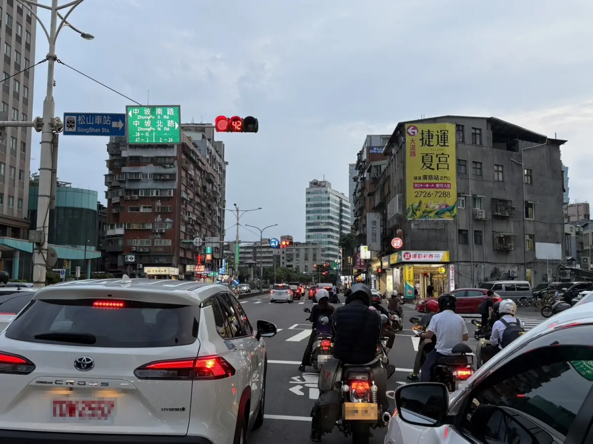 ▲為加強交通秩序與民眾通行安全，台北市將於8月1日起在懷愛館周邊正式啟用違停科技執法設備，新北則宣布新增5處河濱公園科技執法點，8月10日上路。（示意圖，非當事照／讀者提供）