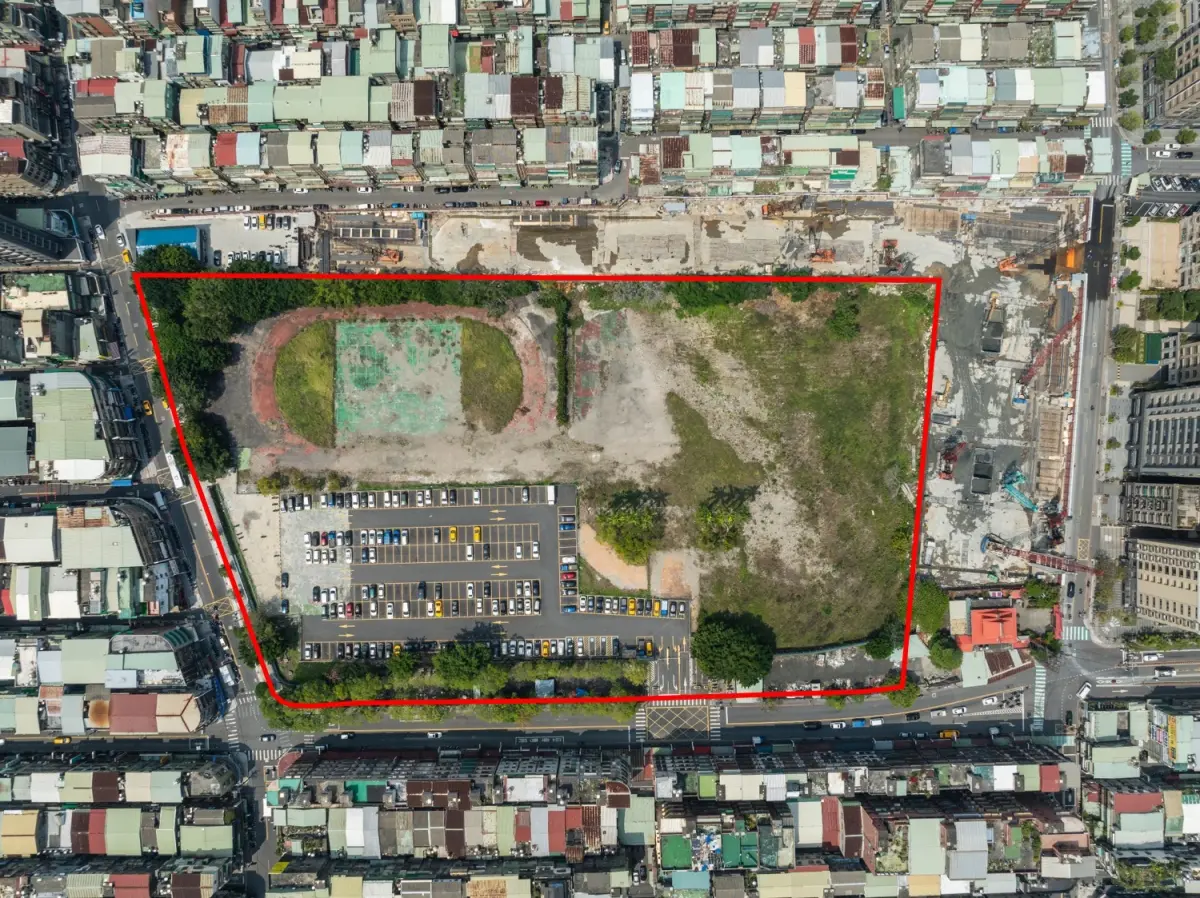 ▲新北市長侯友宜任內最在意的都更案「銀新未來城」今通過都審，基地位在三重碧華國中舊址（紅框處），目前部分區域為臨時停車場。 （圖／新北市政府提供）