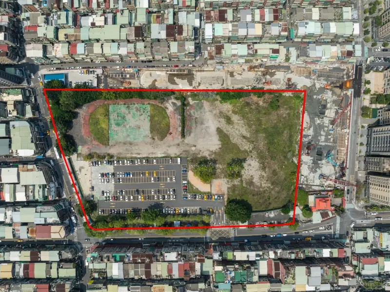 ▲新北市長侯友宜任內最在意的都更案「銀新未來城」今通過都審，基地位在三重碧華國中舊址（紅框處），目前部分區域為臨時停車場。 （圖／新北市政府提供）