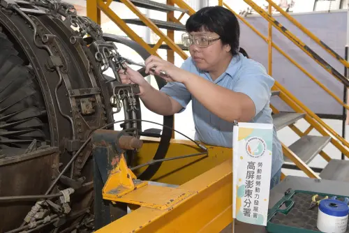 ▲毓珊考取了「飛機修護丙級技術士」證照,進而獲得公司的職務津貼加給。這次職能提升,讓毓珊與飛機維修技師有了共同語言,更能理解對方的需求,職場上的橫向溝通更加順暢。(圖/勞動部高屏澎東分署提供) ▲毓珊考取了「飛機修護丙級技術士」證照,進而獲得公司的職務津貼加給。這次職能提升,讓毓珊與飛機維修技師有了共同語言,更能理解對方的需求,職場上的橫向溝通更加順暢。(圖/勞動部高屏澎東分署提供)