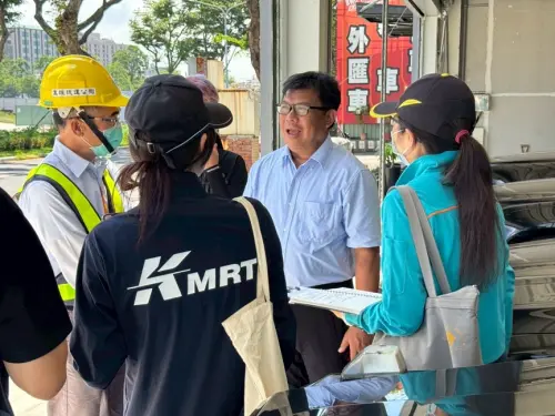 ▲詹明勳指出，針對迎風面及路口風力較強的樹木加固綁繩。（圖／高雄市政府提供）