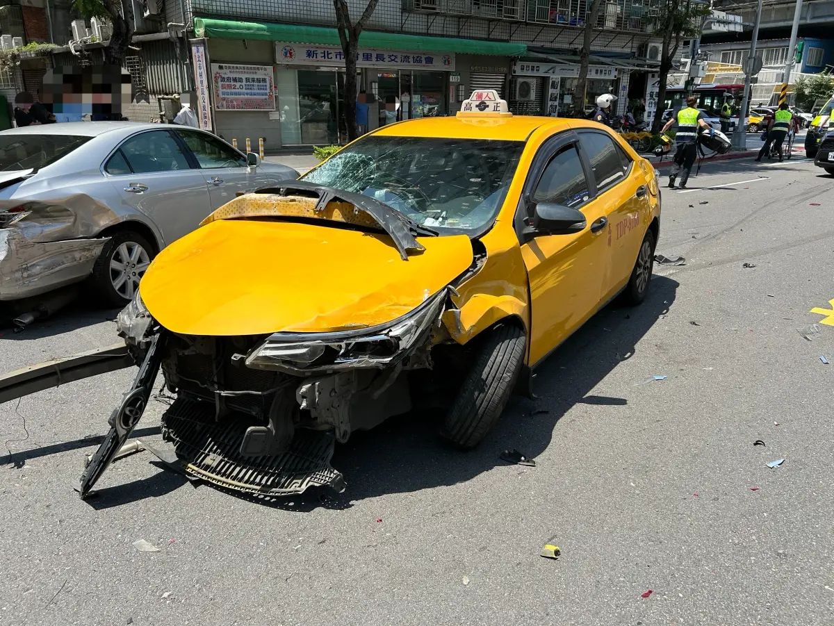 ▲計程車司機從新北市板橋縣民大道開車直行，高速撞上從民生路右轉縣民大道的2輛汽、機車，肇事計程車車頭嚴重毀損。（圖／翻攝畫面）