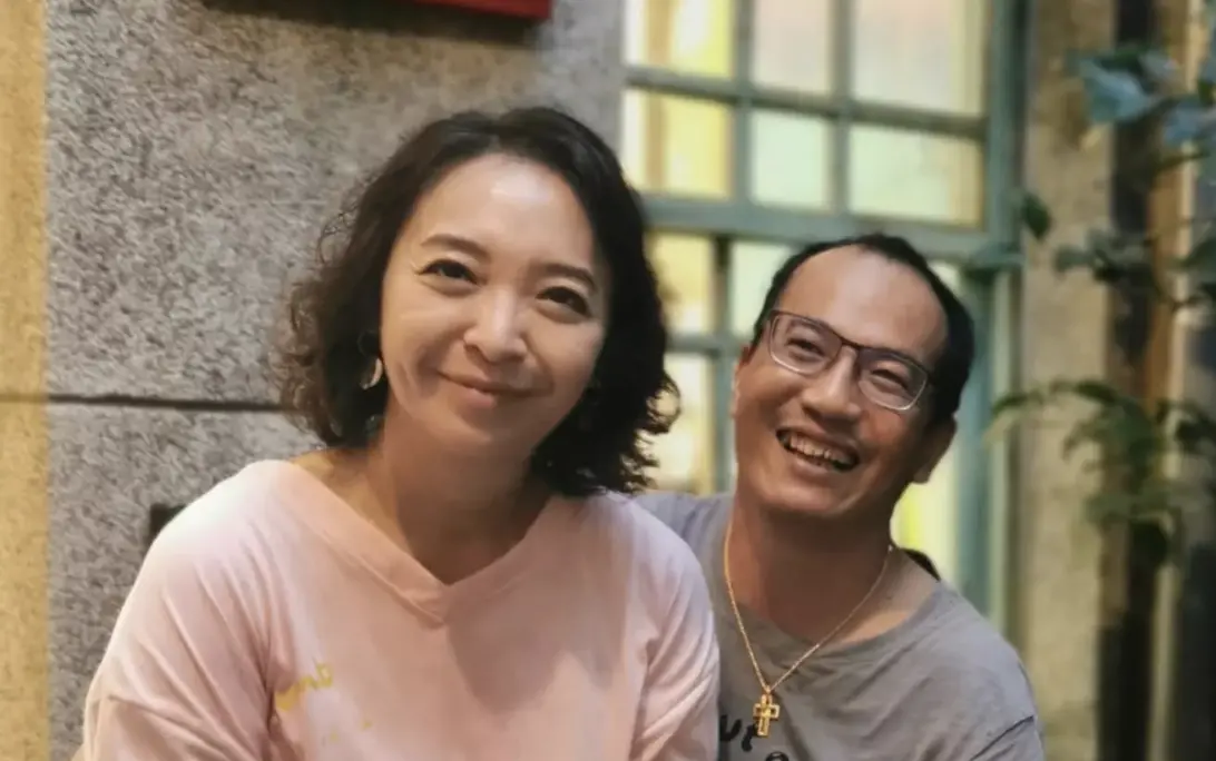 ▲藝人劉香君（左）丈夫李能謙（右）涉冒名黃仁勳製作詐騙廣告吸金上千萬元，今（10）日遭逮捕，對此，劉香君強調毫無涉案並喊冤。（圖／IG）