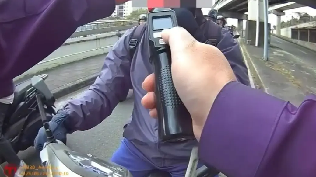 ▲前中華職棒中信鯨隊外野手郭岱詠今年農曆除夕夜酒駕被警方攔查，酒測值達每公升0.50毫克，依公共危險罪起訴，台北地方法院審理，判郭有期徒刑4月，得易科罰金12萬元。可上訴。（圖／翻攝畫面）