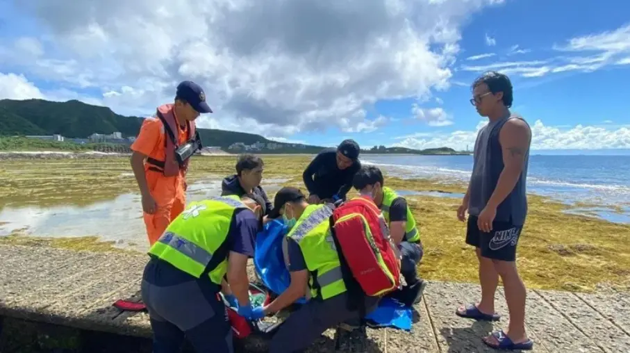 ▲台東縣綠島鄉柴口浮潛區今（10）日下午1時許發生意外，一名年約42歲吳姓女子從高雄到綠島參加浮潛體驗營，不慎溺水。（圖／翻攝畫面）