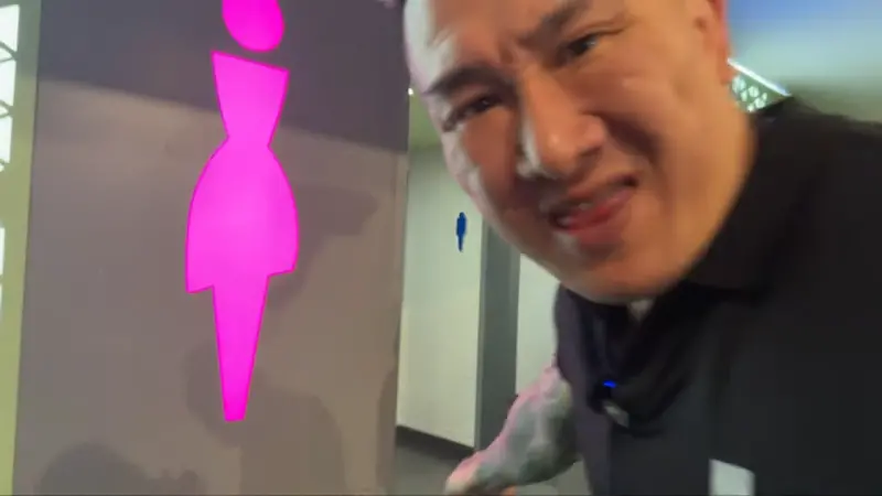 ▲館長在上海機場看到廁所有門，又忍不住再嗆民進黨。（圖／YT@館長惡名昭彰）