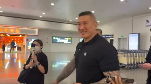 館長在上海機場嶄露笑容。(圖/YT@館長惡名昭彰) ▲館長在上海機場嶄露笑容。(圖/YT@館長惡名昭彰)