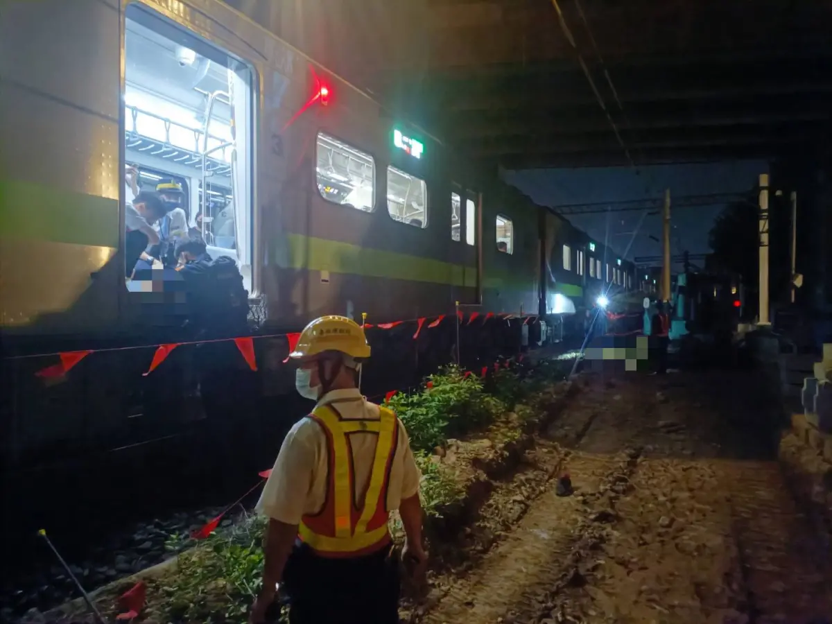 ▲1237次區間車晚間7時30分許前往中壢站時，有民眾遭火車撞擊，經救護人員搶救仍宣告不治。（圖／翻攝畫面）