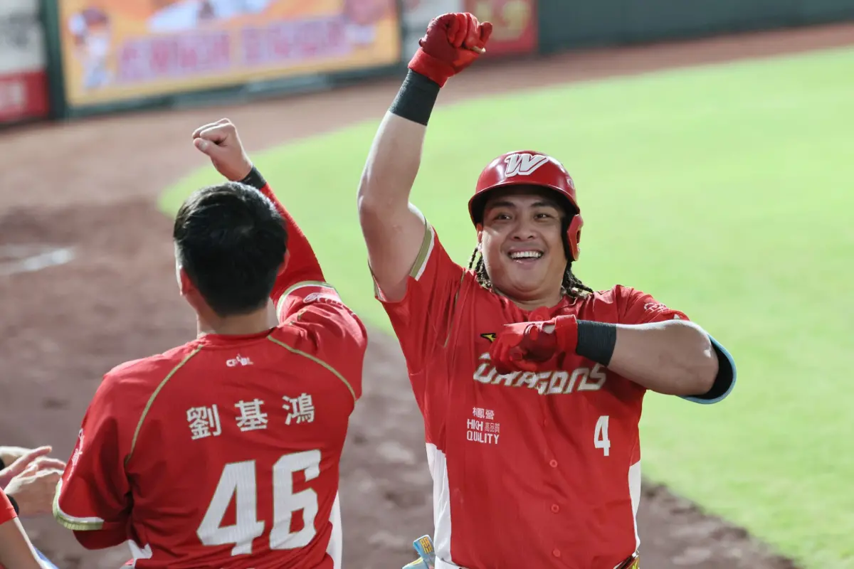 ▲味全龍吉力吉撈・鞏冠（右）與劉基鴻（左）接連開砲，幫助龍隊以13：3輕取樂天桃猿。（圖／味全龍提供）
