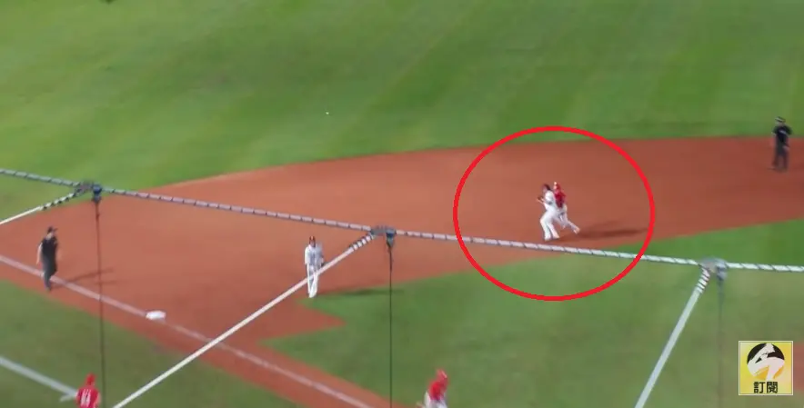 ▲味全龍跑者劉俊緯6局上與桃猿游擊手馬傑森發生對撞，隨後回本壘不及被觸殺，但裁判經過重播檢視後，認定馬傑森妨礙跑壘，引發桃猿總教練古久保健二不滿抗議，但最終聯盟紀錄組仍給出得分算數。（圖／取自CPBLtv）