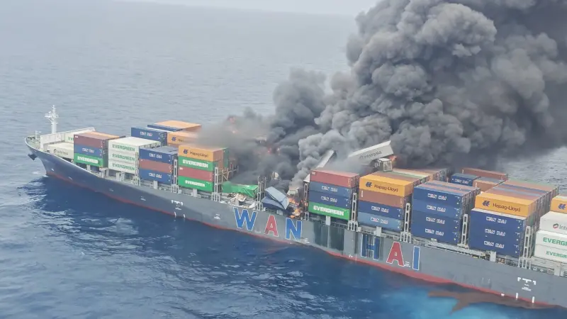 萬海「旺春輪」現場畫面一次看！爆炸狂燒　船體傾斜恐沉船