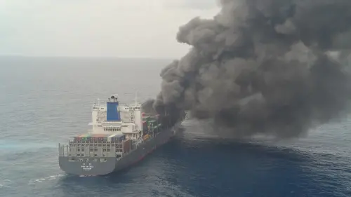 ▲萬海航運的「WAN HAI 503旺春輪」，9日下午在印度西岸外海航行時，發生貨櫃爆炸起火事故，4人失蹤包括2名台籍船員。（圖／翻攝自印度海岸警衛隊臉書／Indian Coast Guard）