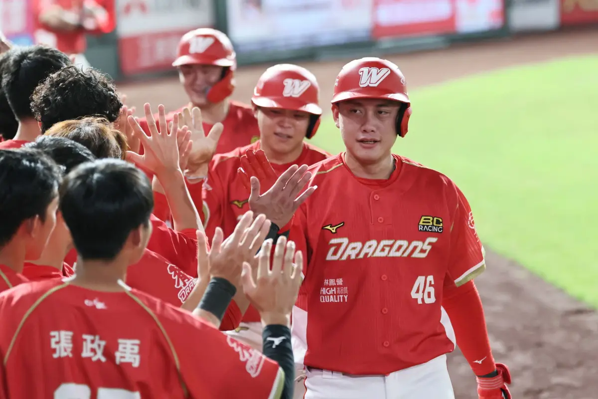 ▲味全龍下半季舉辦「hololive night」主題日活動，超人氣VTuber團體hololive production降臨臺北大巨蛋，球迷早就把門票搶光光，球團今宣布緊急加開座位。（圖／味全龍提供）