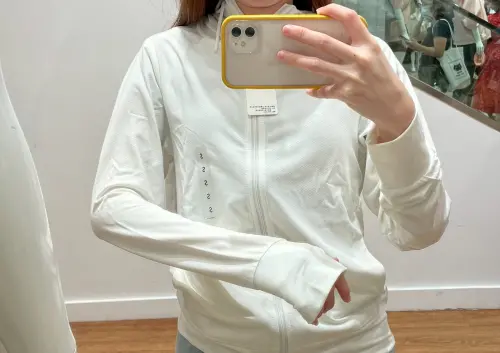 記者實際套上女裝S號尺寸,穿起來感覺剛剛好,不會太過合身或緊。(圖/記者陳雅雲攝) ▲記者實際套上女裝S號尺寸,穿起來感覺剛剛好,不會太過合身或緊。(圖/記者陳雅雲攝)
