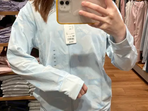 AIRism防曬網眼連帽外套童裝160公分尺寸則較寬鬆,甚至感覺上有比女裝版的S號更大。(圖/記者陳雅雲攝) ▲AIRism防曬網眼連帽外套童裝160公分尺寸則較寬鬆,甚至感覺上有比女裝版的S號更大。(圖/記者陳雅雲攝)
