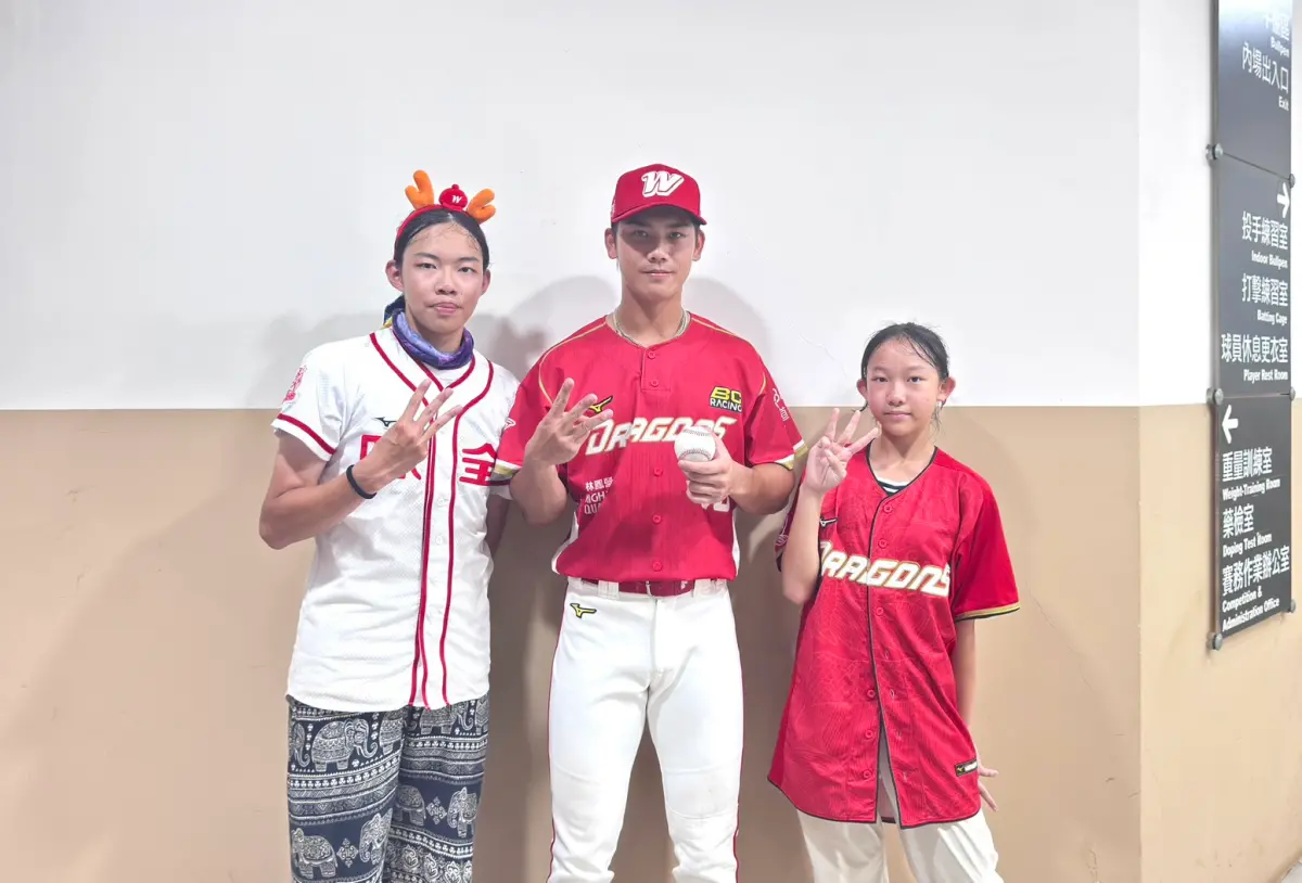 ▲味全龍「大物」曾聖安生涯首轟出爐，賽後用簽名球、合照與球迷換回首轟紀念球。（圖／味全龍提供）