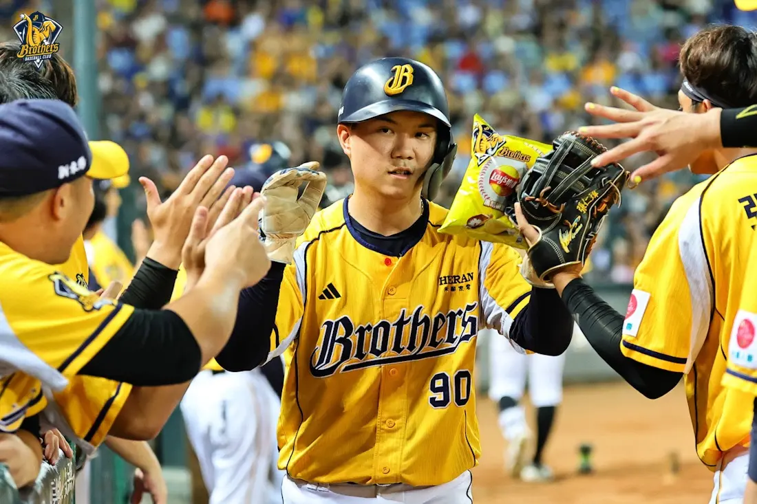 ▲中信兄弟目前戰績27勝21敗，排名全聯盟第2，距離首位統一獅有2.5場勝差，與後方追兵樂天桃猿也僅剩1.5場勝差，本周還將迎接單周5戰的「挑戰級賽程」，有可能得面對各隊王牌先發考驗，若想爭奪上半季冠軍，力保3勝應是首要目標。（圖／中信兄弟提供）