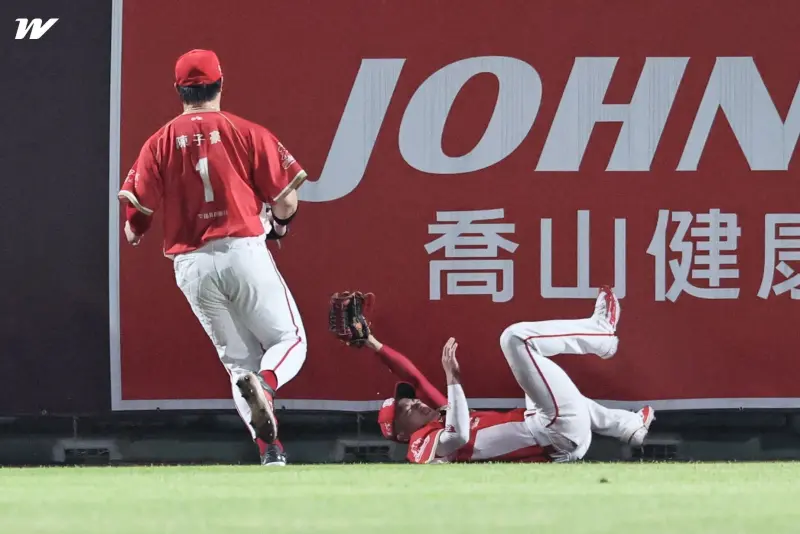 ▲味全龍外野手郭天信演出精彩的美技接殺，卻因此傷了腳踝，一度無法起身。（圖／味全龍提供）