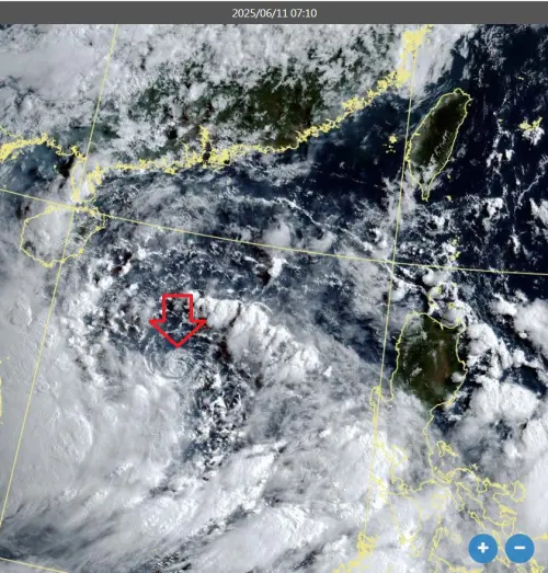 ▲雖然蝴蝶颱風接近生成，但南海的熱帶性低氣壓，因為垂直風切過強，高低層氣流分離，不利於強度發展。（圖／鄭明典臉書）