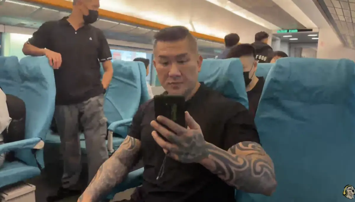 ▲館長抵達上海浦東機場後，選擇搭乘磁浮列車去上海市區。（圖／翻攝館長惡名昭彰YT）