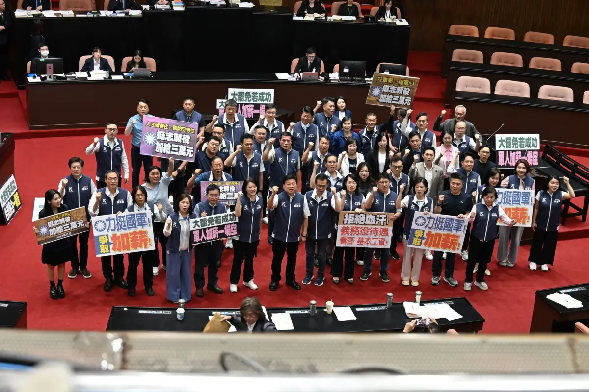 ▲立法院6月10日三讀通過《軍人待遇條例》部份條文修正草案，國民黨立委拿著標語在議場拍照留念。（圖／翻攝傅崐萁臉書）