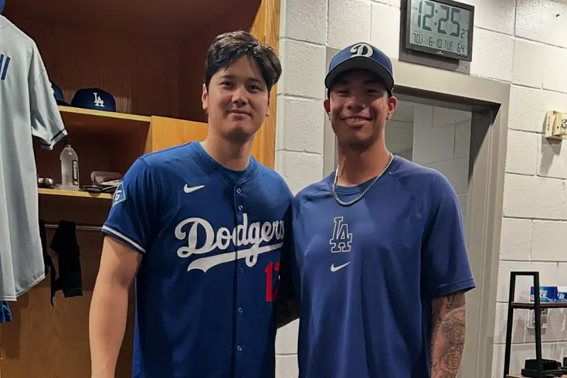 ▲現年18歲的柯敬賢在社群媒體Threads上分享了自己站在打擊區面對大谷翔平的影片，興奮表示：「一天完成願望 新成就解鎖！」同時，他還貼出與大谷翔平及道奇總教練Dave Roberts的合照。（圖／取自柯敬賢Threads）