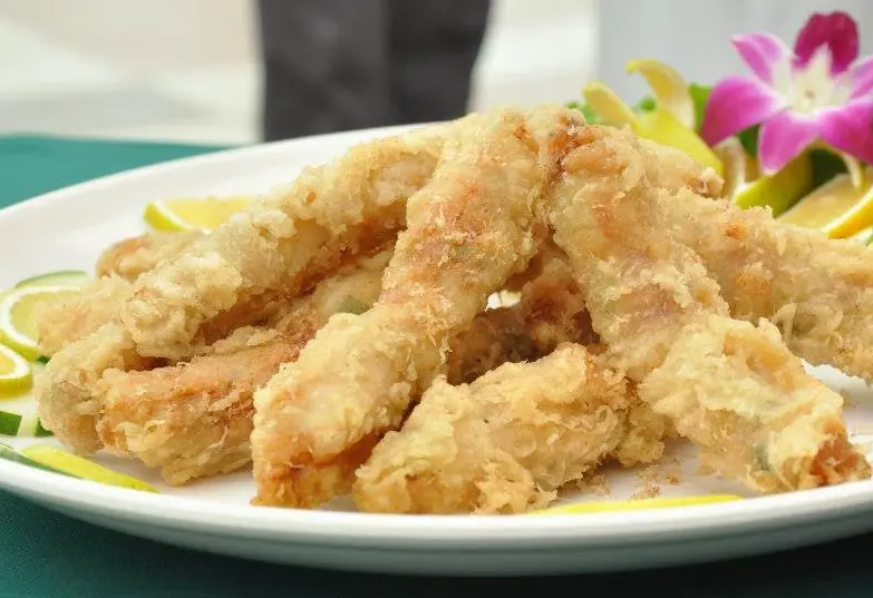 ▲台南起家的周氏蝦卷，被爆料說有員工將客人沒吃完的油豆腐再次倒回滷鍋中，老闆回應的確有此事，並表示滷鍋全倒掉且該名員工以革職。（圖／翻攝周氏蝦捲臉書）