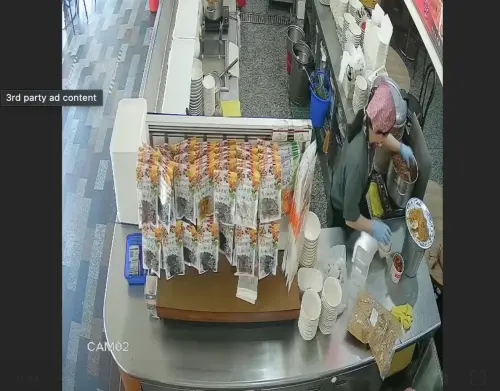 ▲周氏蝦捲安平店爆出有員工將客人沒吃完的油豆腐再次倒回滷鍋中，過程全被監視器錄到。（圖／翻攝畫面）