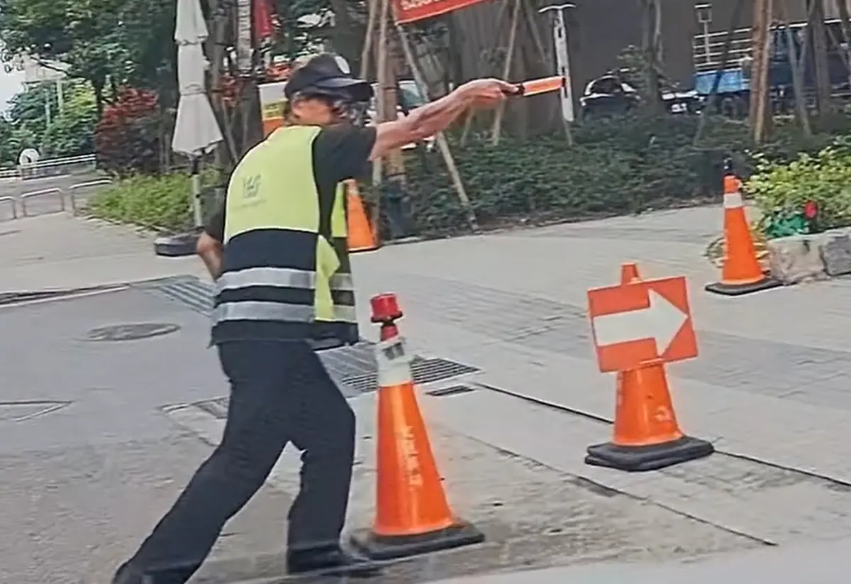 ▲新莊阿伯指揮交通因魔性姿勢，加上超敬業態度，隨即在網路上爆紅，相關影片經過轉傳累積高達283萬人觀看。（圖／Threads@ifan7732授權提供）