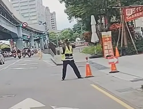 ▲阿伯在車子駛近前，就開始轉起指揮棒，馬上引起車上的民眾注意。（圖／Threads@ifan7732授權提供）