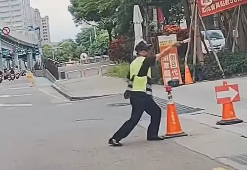▲阿伯魔性指揮交通的身影，不僅讓當事人看得目不轉睛，就連眾多網友也忍不住重播狂看。（圖／Threads@ifan7732授權提供）