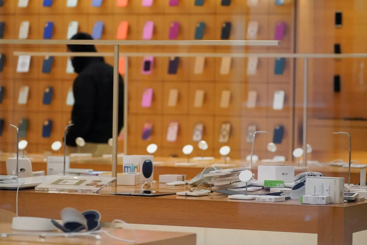 ▲美國洛杉磯民眾抗議移民掃蕩行動中，傳出有商店遭到破壞、搶劫。圖為一家蘋果專賣店遭到洗劫，產品散落。（圖／路透社／達志影像）