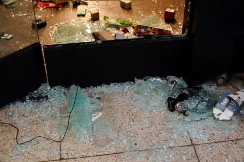 ▲商店遭到洗劫，碎玻璃散落一地。（圖／路透社／達志影像）