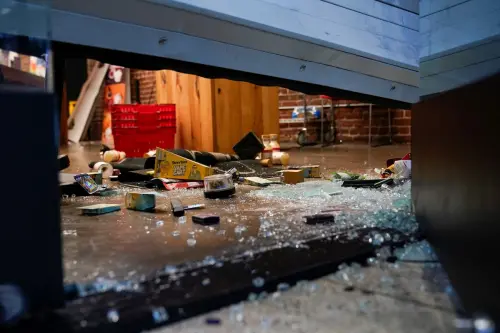 ▲洛杉磯騷亂持續數日，一間大麻店遭搶劫。（圖／路透社／達志影像）