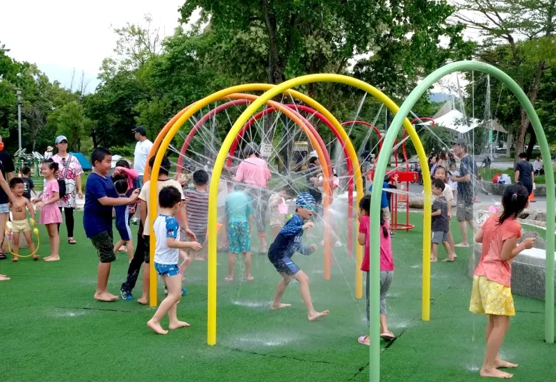 ▲夏天高溫酷暑！雙北6處「免費戲水」親子景點，開放噴水時間一覽。台北大佳河濱公園、百齡左岸水上小蟹公園戲水區、新北三重海世界水樂園、新店陽光遊戲場、汐止星際遊戲場、新莊塭仔底濕地公園戲水池。（圖／新北市政府高灘處）