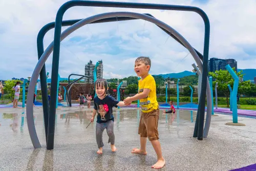 ▲新北「汐止星際遊戲場」本週末假日噴水了！（圖／新北市政府高灘處）