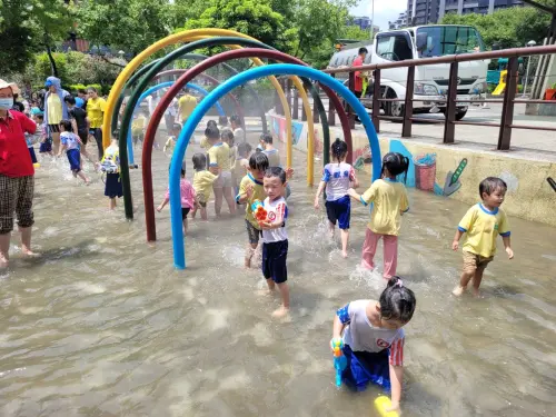 ▲新北「新莊塭仔底濕地公園戲水池」開玩。（圖／新北市政府高灘處）