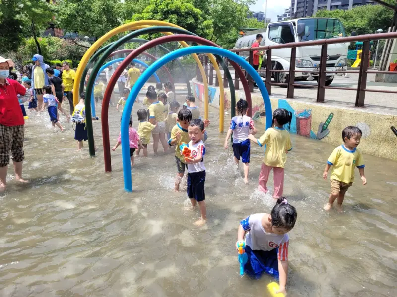 ▲北部受到西南風沉降影響，天氣高溫炎熱，中央氣象署發布高溫特報。（示意圖／新北市政府高灘處）