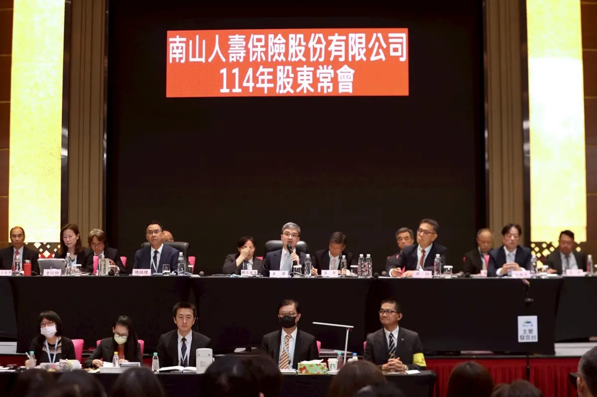 ▲南山人壽今（11）日舉行股東會，由董事長尹崇堯主持，會中股東也關切南山人壽上市、併購、配息議題。（圖／南山人壽提供）