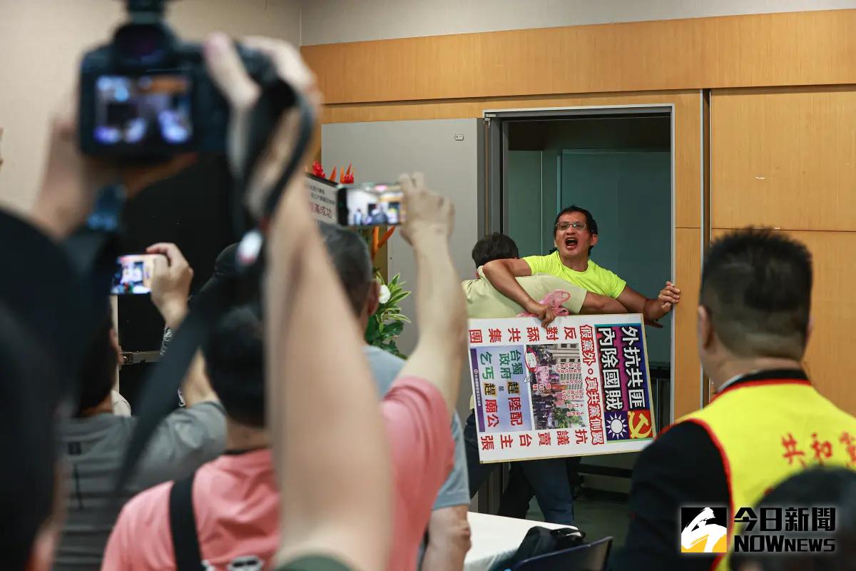 ▲民眾衝到「黨外在野黨大聯盟」記者會鬧場。（圖／記者葉政勳攝，2025.06.11）