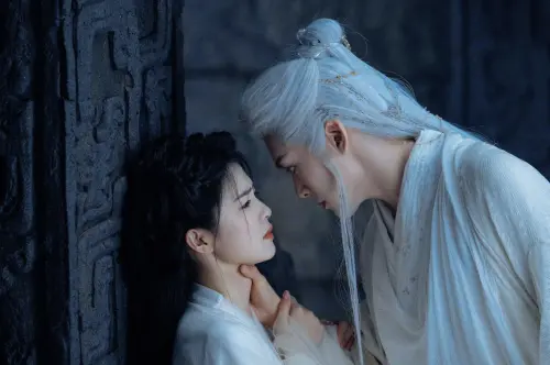 ▲曾舜晞(右)的造型被說太浮誇,沒有美感。(圖/翻攝自微博) ▲曾舜晞(右)的造型被說太浮誇,沒有美感。(圖/翻攝自微博)