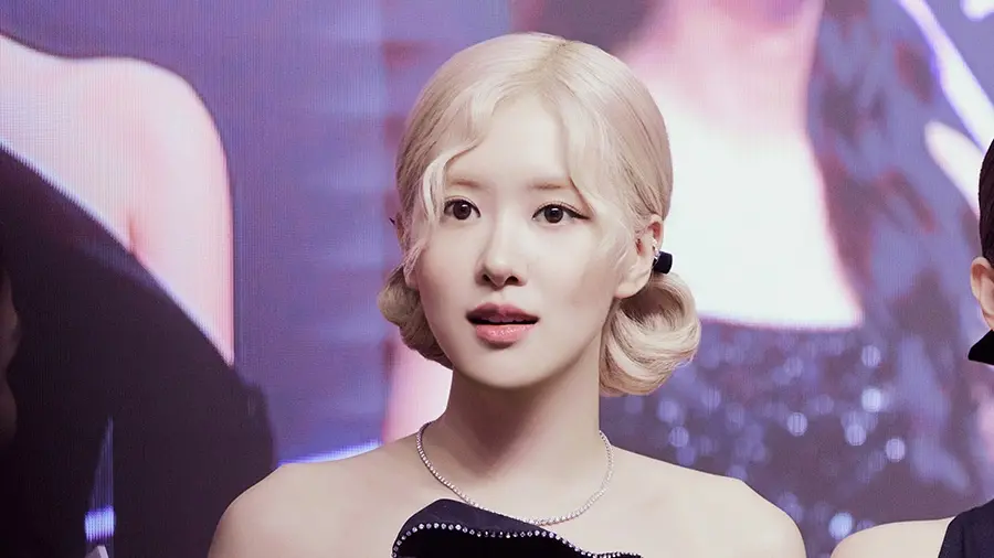 ▲韓國大勢女團BLACKPINK世界巡迴演唱會高雄場將於明（12）日全數開賣，在開賣前傳出好消息，成員之一的Rosé（如圖）憑藉單曲〈APT.〉穩坐告示牌33週，不僅刷新個人成績，更是創下韓國女歌手在榜單的最長時間，將有望超越BTS成員Jimin的紀錄。（圖／翻攝自BLACKPINK臉書）