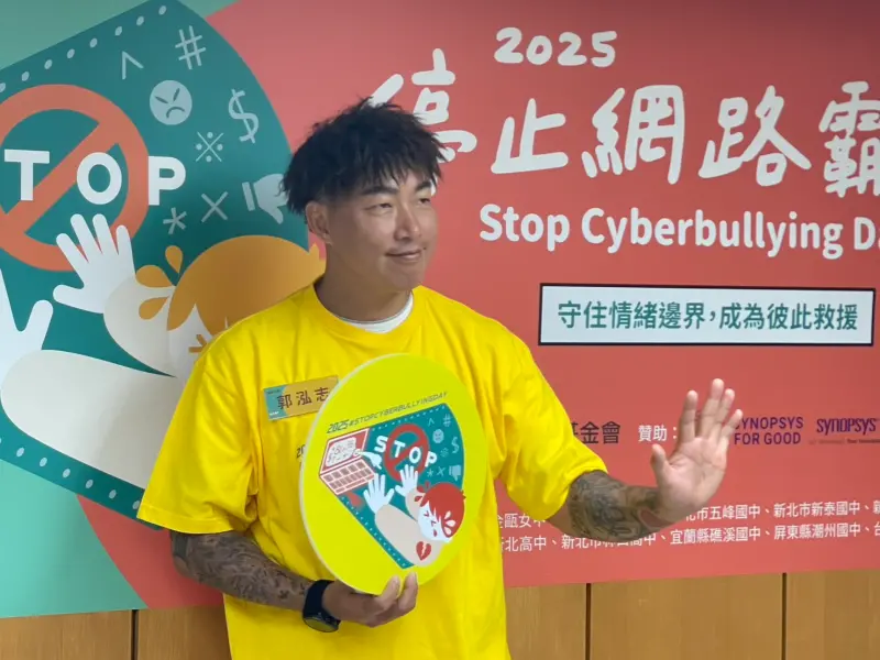 ▲郭泓志今（11）日受董氏基金會之邀，響應台灣「停止網路霸凌日」，談到過往也曾經遭到不少網友謾罵，甚至老家也被丟雞蛋，他建議可以用幽默感面對，開玩笑地說，「我都把它拿來煎雞蛋。」（圖／記者林子翔攝）