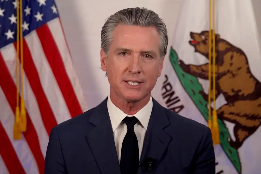 ▲加州州長紐森（Gavin Newsom）當地時間10日晚間發表演說，將矛頭指向川普，示警「民主正遭到攻擊」，並稱加州正在發生的事情只是開始，且「不會是最後一個」。（圖／美聯社／達志影像）